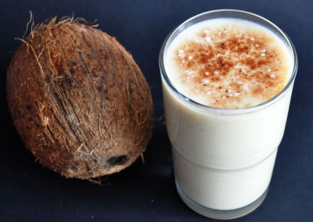 Fotografia przedstawiająca Bananowo kokosowy koktajl bezalkoholowy