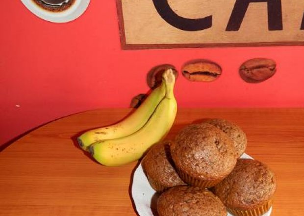 Fotografia przedstawiająca Bananowo-kakaowe muffiny z czekoladowymi kropelkami.