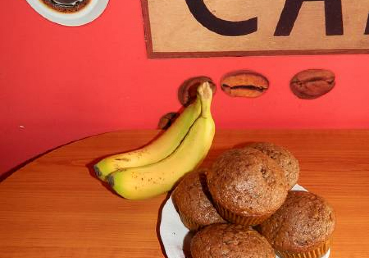 Bananowo-kakaowe muffiny z czekoladowymi kropelkami. foto