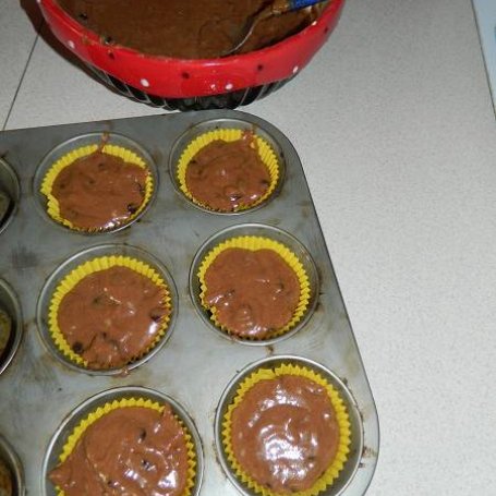 Krok 2 - Bananowo-kakaowe muffiny z czekoladowymi kropelkami. foto