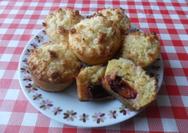 Fotografia przedstawiająca Bananowo-marchewkowe muffiny ze śliwkami