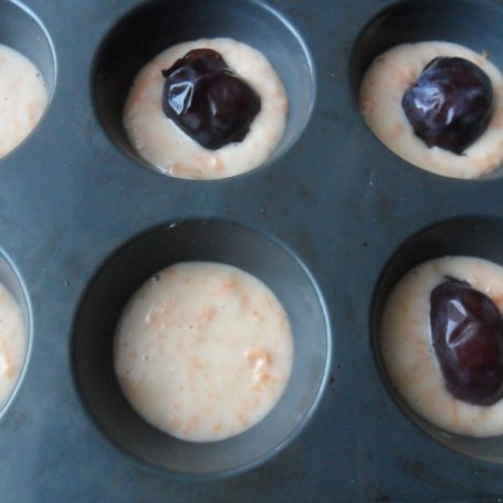 Krok 2 - Bananowo-marchewkowe muffiny ze śliwkami foto