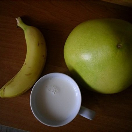 Krok 1 - Bananowy koktajl z pomelo foto