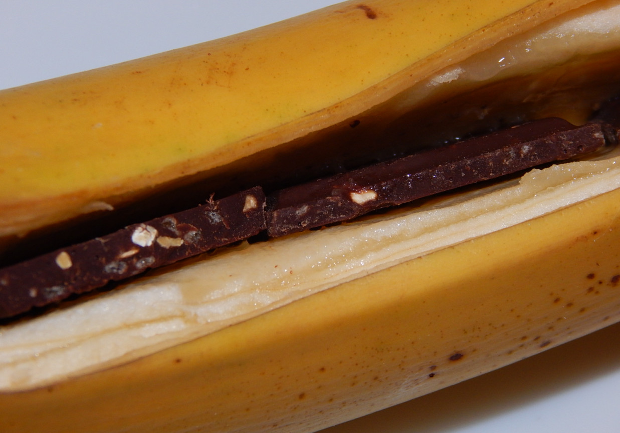 Banany grillowane z czekoladą i migdałami foto