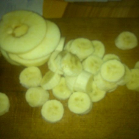 Krok 2 - Banany i jabłka  w cieście z dodatkiem cynamonu foto
