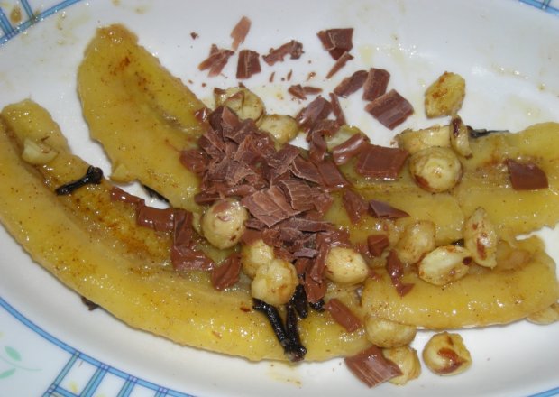 Fotografia przedstawiająca banany na maśle z orzechami