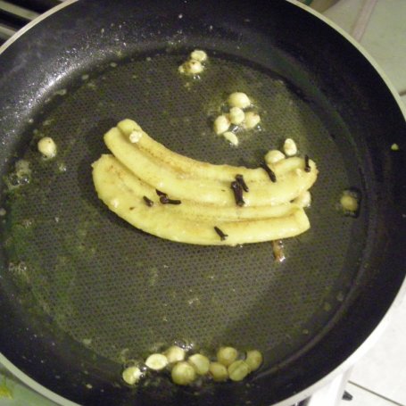 Krok 3 - banany na maśle z orzechami foto