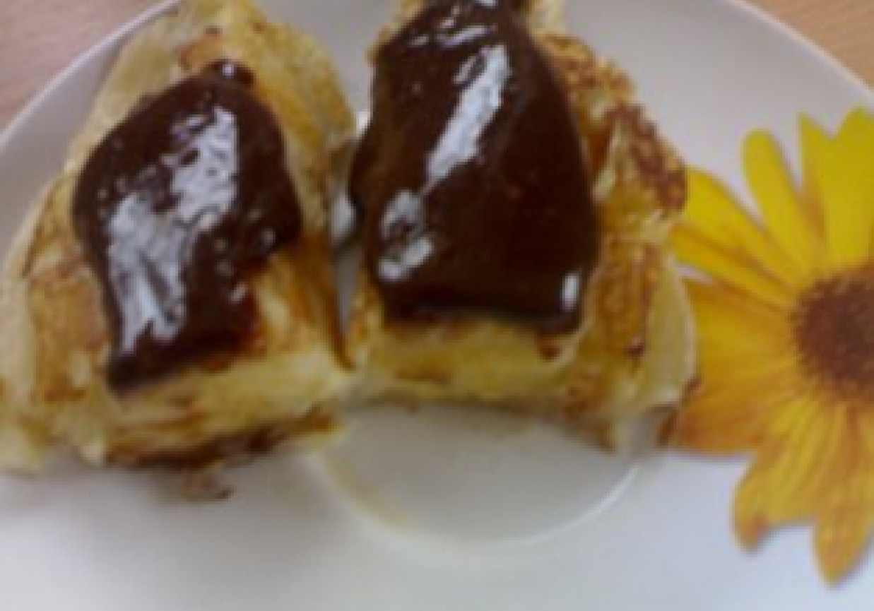 banany z cieście naleśnikowym polane czekoladą foto