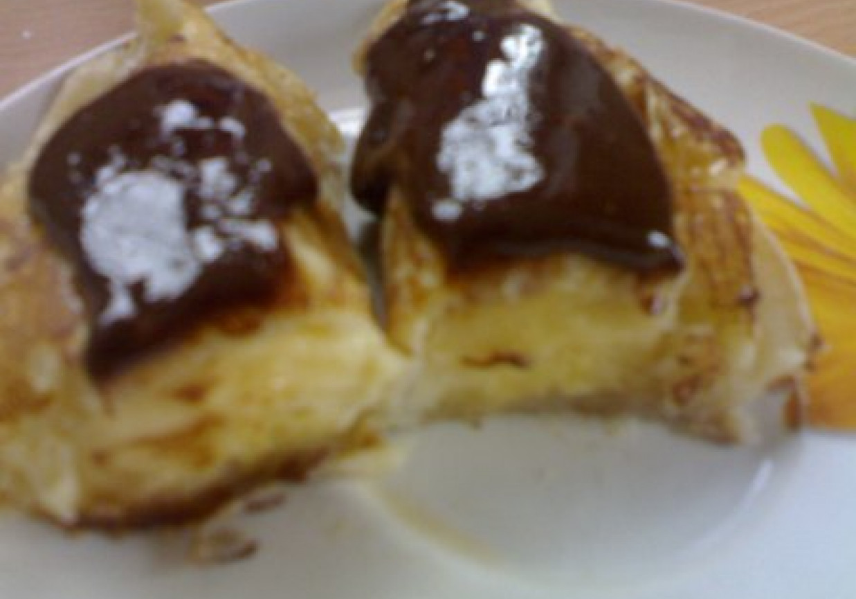 banany z cieście naleśnikowym polane czekoladą foto