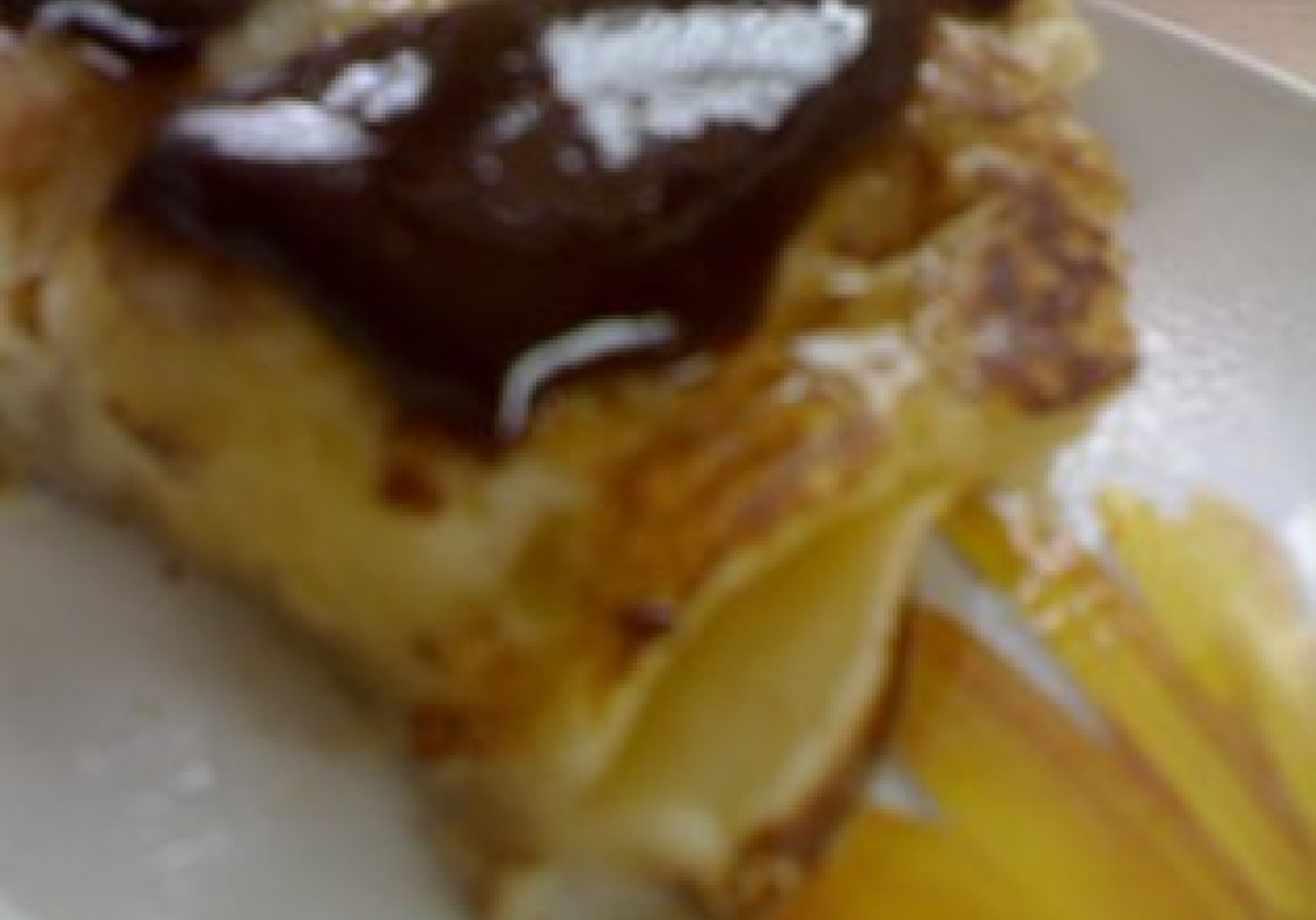 banany z cieście naleśnikowym polane czekoladą foto