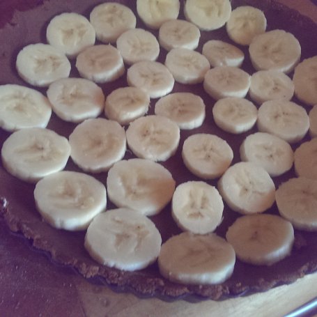 Krok 2 - Banoffee pie, tarta z karmelem bananami i kremem foto
