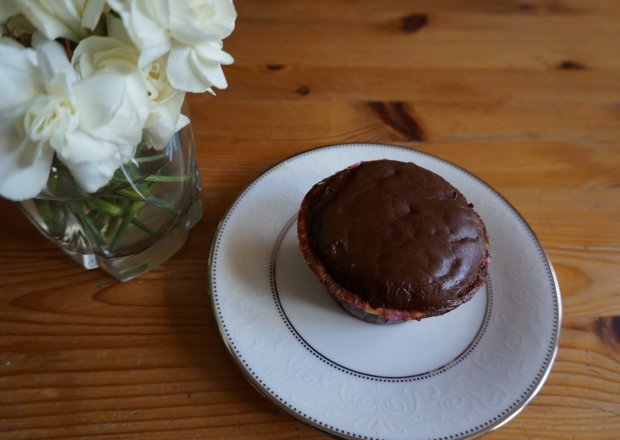Fotografia przedstawiająca Bardzo czekoladowe muffiny z wiśniami