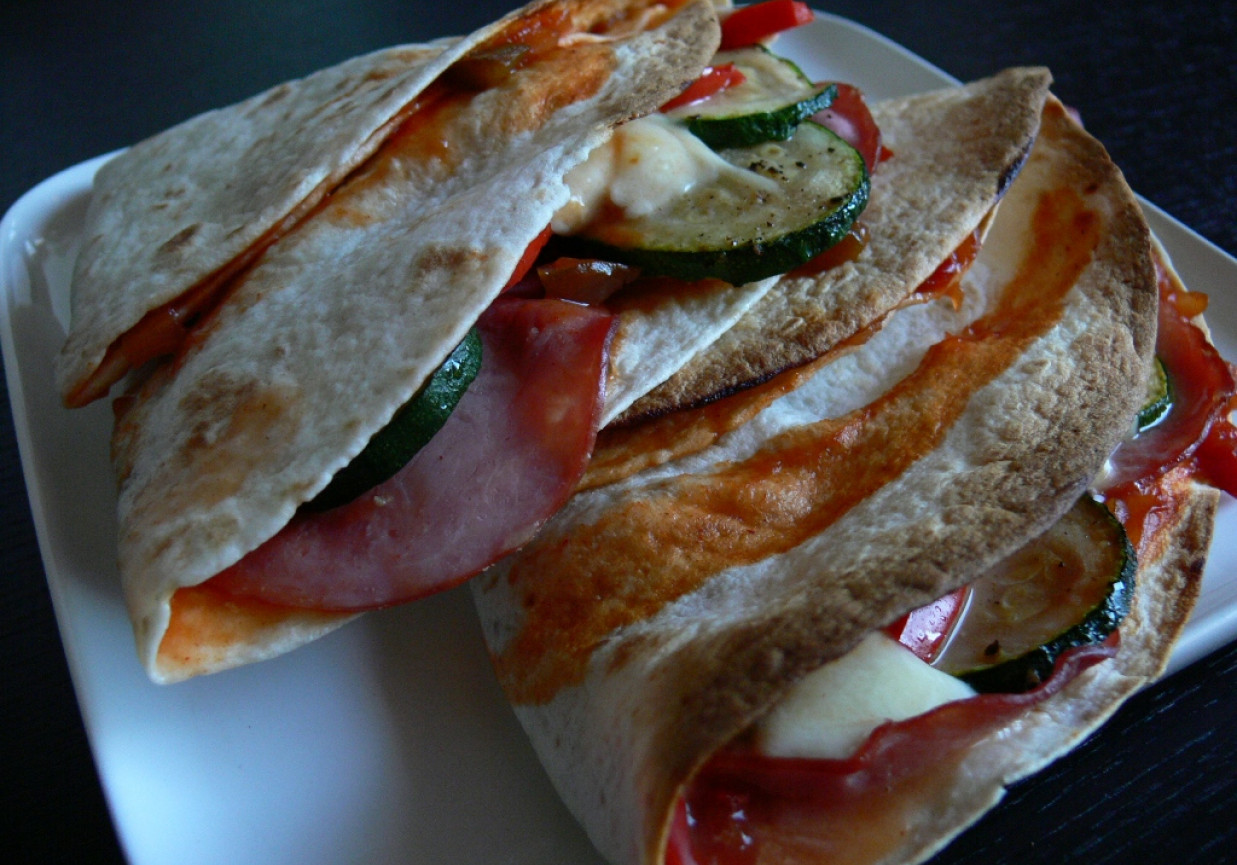 Bardzo ostra zapiekana tortilla foto