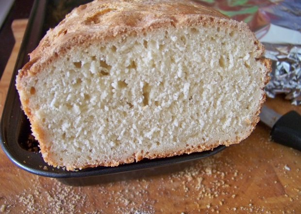 Fotografia przedstawiająca bardzo prosty chleb