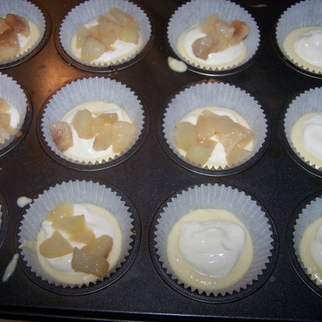 Krok 4 - Bardzo pulchne i smaczne, czyli muffinki z serkiem i gruszką foto