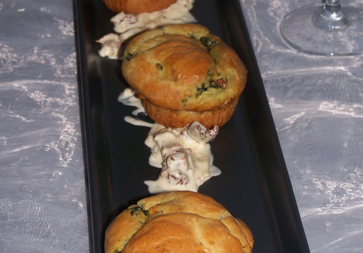 Bardzo trafione połączenie, czyli wyborne muffiny z sosem podane :) foto