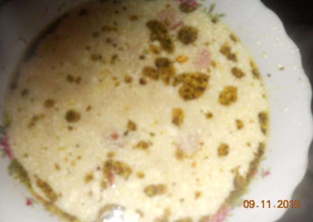 Fotografia przedstawiająca barszcz biały na jogurcie z ziołami