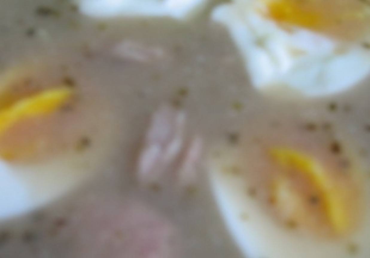 barszcz biały z białą kiełbasą i jajkiem foto