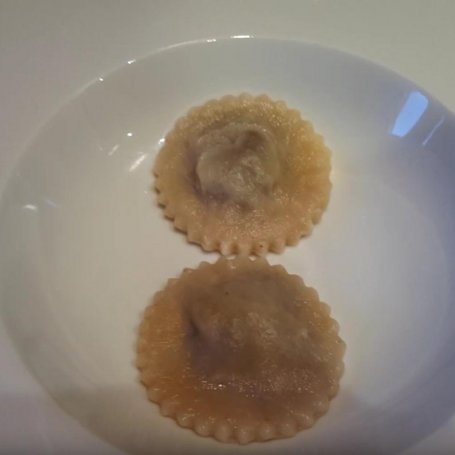 Krok 5 - Barszcz czerwony na zakwasie z pierożkami z farszem z suszonych leśnych grzybów foto