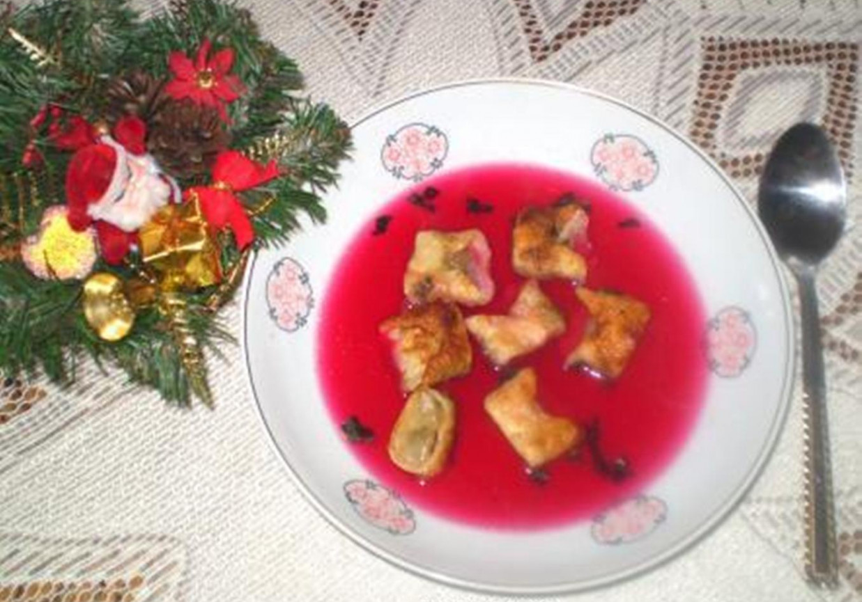 Czerwony barszcz z suszonymi grzybami na Wigilię foto