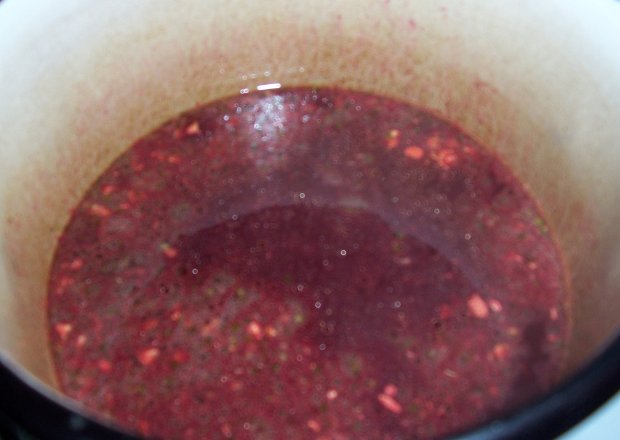 Fotografia przedstawiająca barszcz czerwony z fasolą i boczkiem