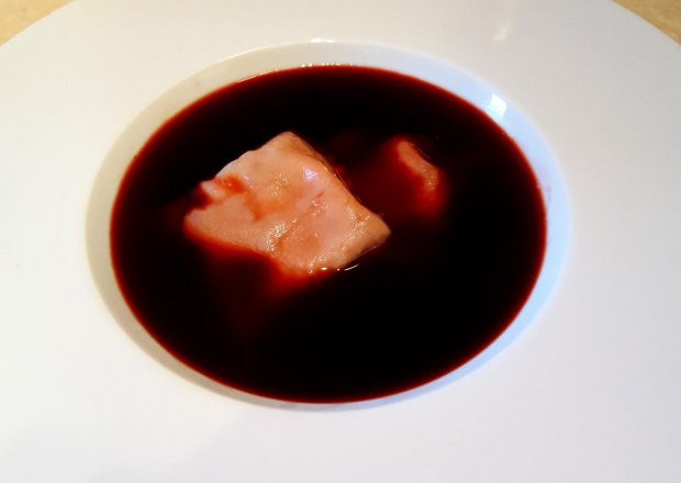 Fotografia przedstawiająca Barszcz czerwony z grzybowym ravioli