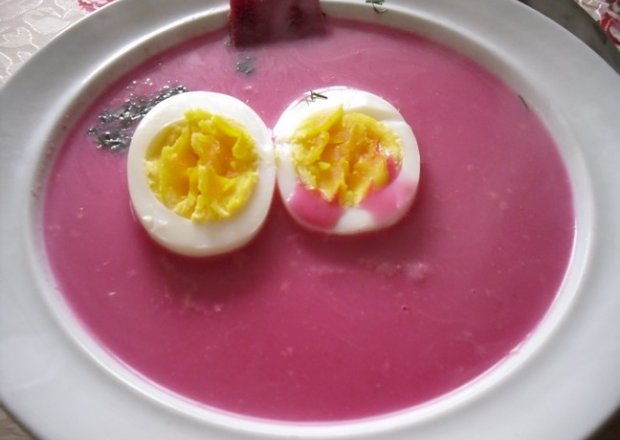 Fotografia przedstawiająca Barszcz czerwony z jajkiem i koperkiem