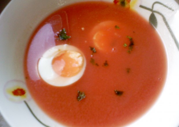 Fotografia przedstawiająca Barszcz czerwony z jajkiem