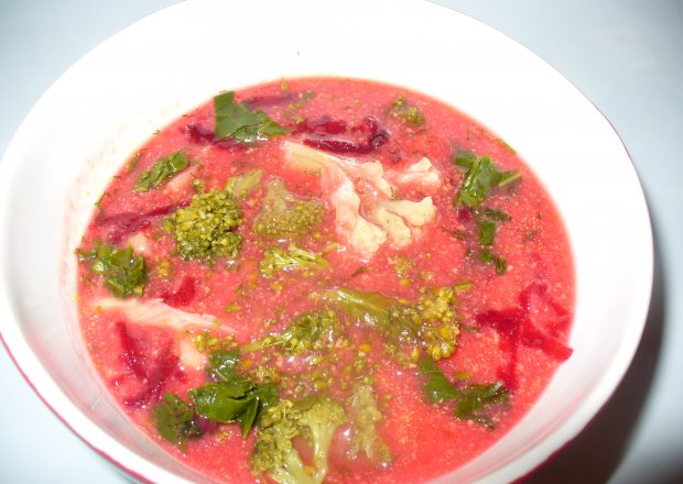 Fotografia przedstawiająca Barszcz czerwony z kalafiorem i brokułem