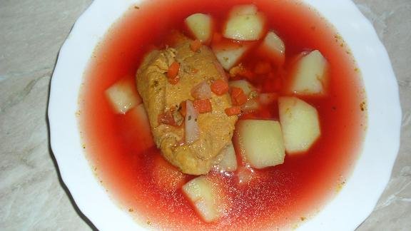 Fotografia przedstawiająca Barszcz czerwony z mięsem i warzywami