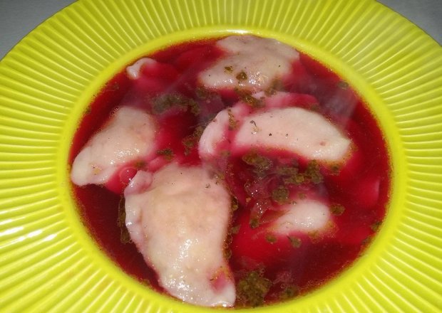 Fotografia przedstawiająca Barszcz czerwony z pierogami z mięsem z rosołu