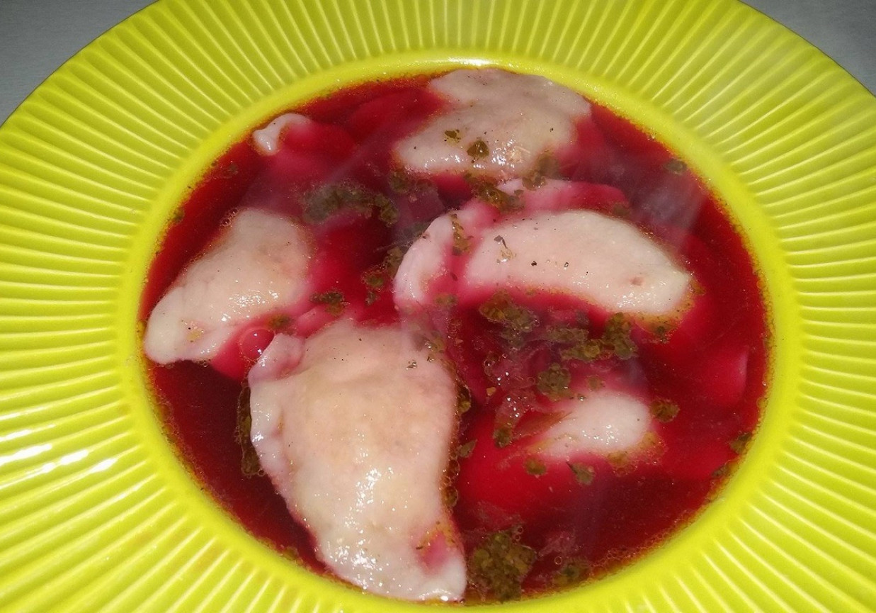 Barszcz czerwony z pierogami z mięsem z rosołu foto