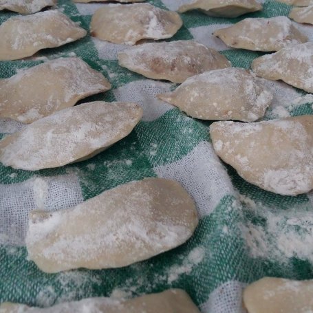 Krok 6 - Barszcz czerwony z pierogami z mięsem z rosołu foto
