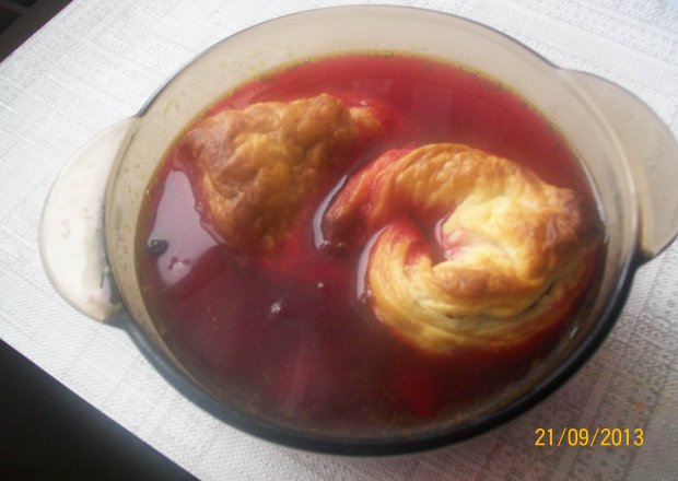 Fotografia przedstawiająca Barszcz czerwony z pierożkami z ciasta francuskiego