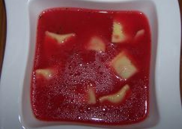 Fotografia przedstawiająca Barszcz czerwony z ravioli z mięsem