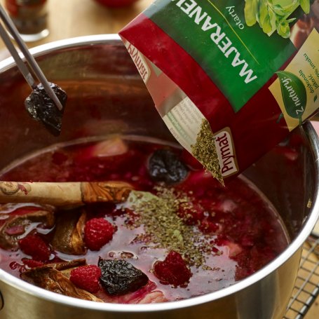 Krok 4 - Barszcz czerwony z suszoną śliwką i malinami.*. foto