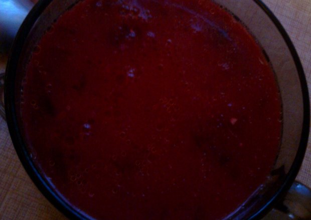 Fotografia przedstawiająca barszcz czerwony z tartymi buraczkami