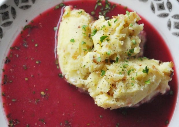 Fotografia przedstawiająca Barszcz czerwony z tłuczonymi ziemniakami