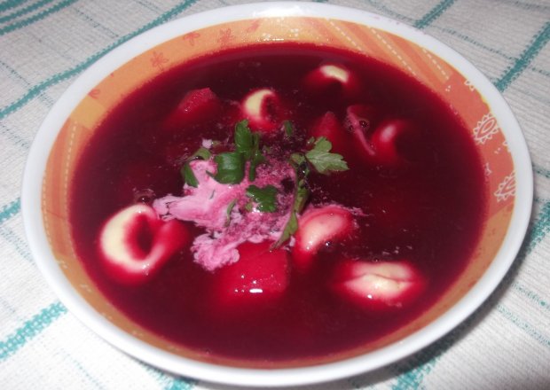Fotografia przedstawiająca Barszcz czerwony z  tortellini i ziemniakami