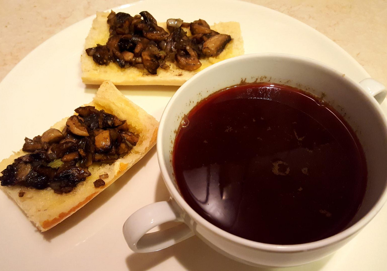 Barszcz czerwony z zapiekanką z pieczarkami foto