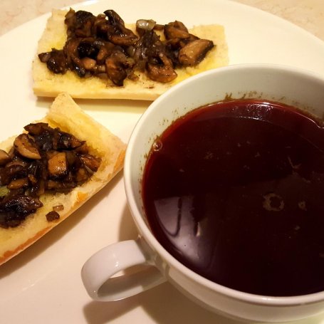 Krok 6 - Barszcz czerwony z zapiekanką z pieczarkami foto