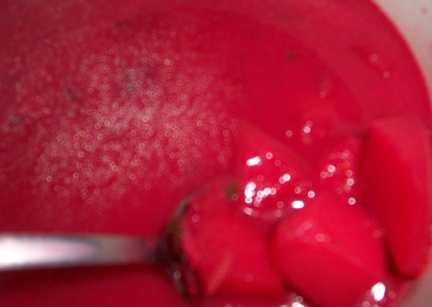 Fotografia przedstawiająca barszcz czerwony z ziemniakami