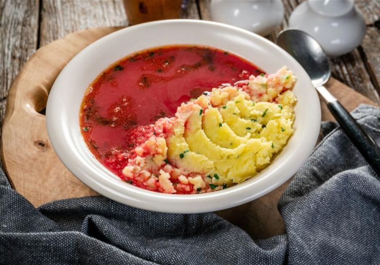 Barszcz czerwony z ziemniakami foto