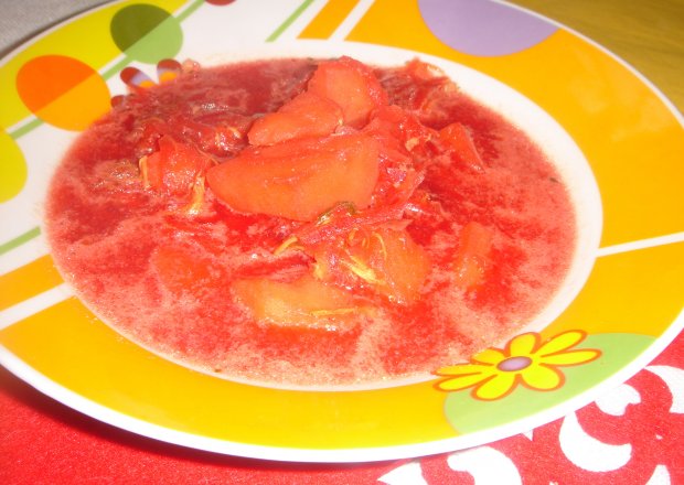 Fotografia przedstawiająca Barszcz czerwony z ziemniakami