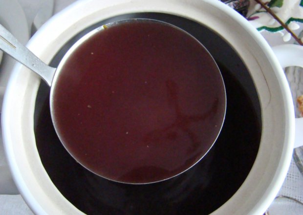 Fotografia przedstawiająca barszcz czerwony ze śliwkami
