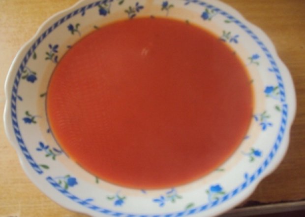 Fotografia przedstawiająca barszcz czerwony ze śmietaną