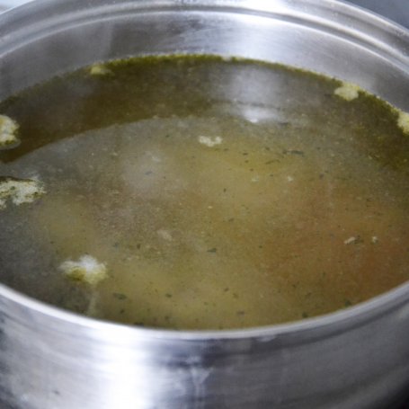 Krok 1 - Barszcz - krem szczawiowy i puree ziemniaczane z kiełbaską i cebulką foto