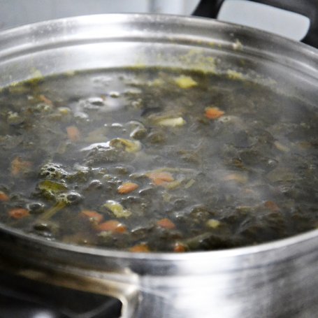Krok 2 - Barszcz - krem szczawiowy i puree ziemniaczane z kiełbaską i cebulką foto