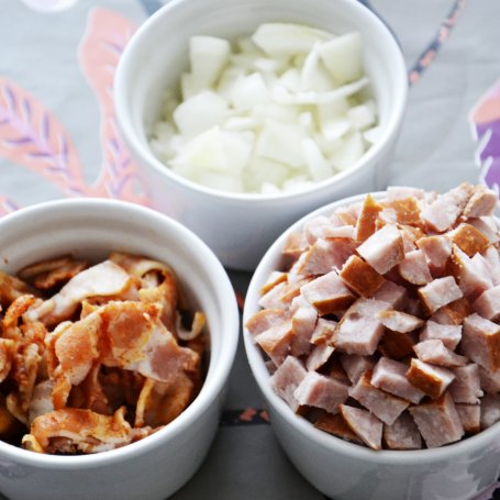 Krok 5 - Barszcz - krem szczawiowy i puree ziemniaczane z kiełbaską i cebulką foto