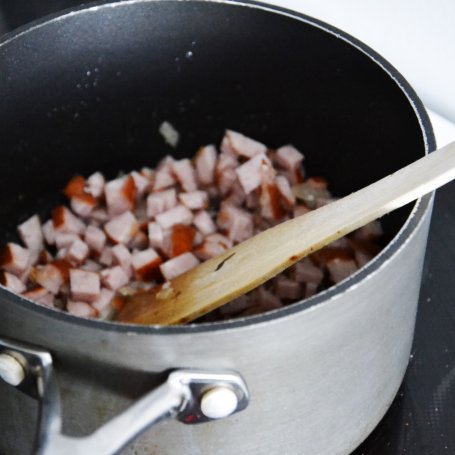 Krok 6 - Barszcz - krem szczawiowy i puree ziemniaczane z kiełbaską i cebulką foto